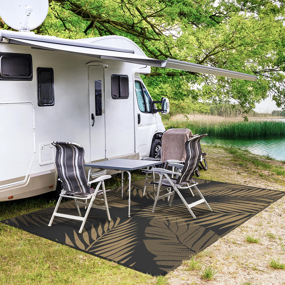 GENIMO camping rug with carry bag and stakes for quick setup