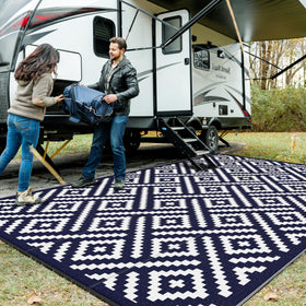 GENIMO outdoor rug top-view in navy and white, ideal for patios and easy to clean.