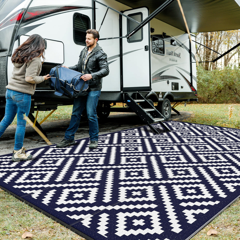 GENIMO outdoor rug top-view in navy and white, ideal for patios and easy to clean.