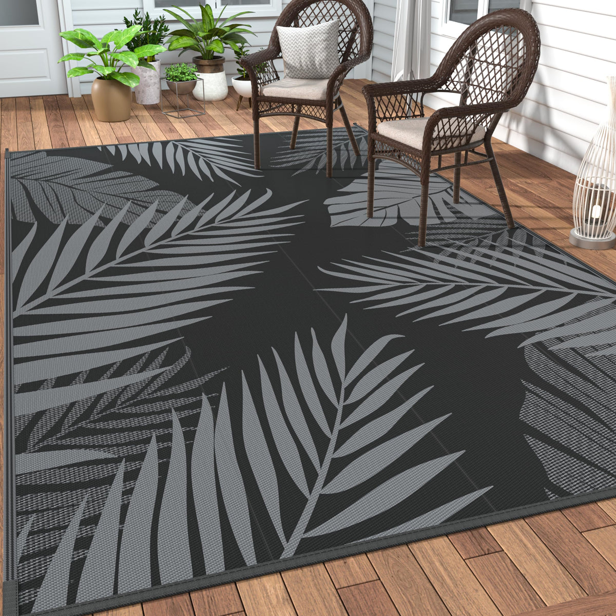GENIMO outdoor rug with palm leaf pattern enhances patio decor