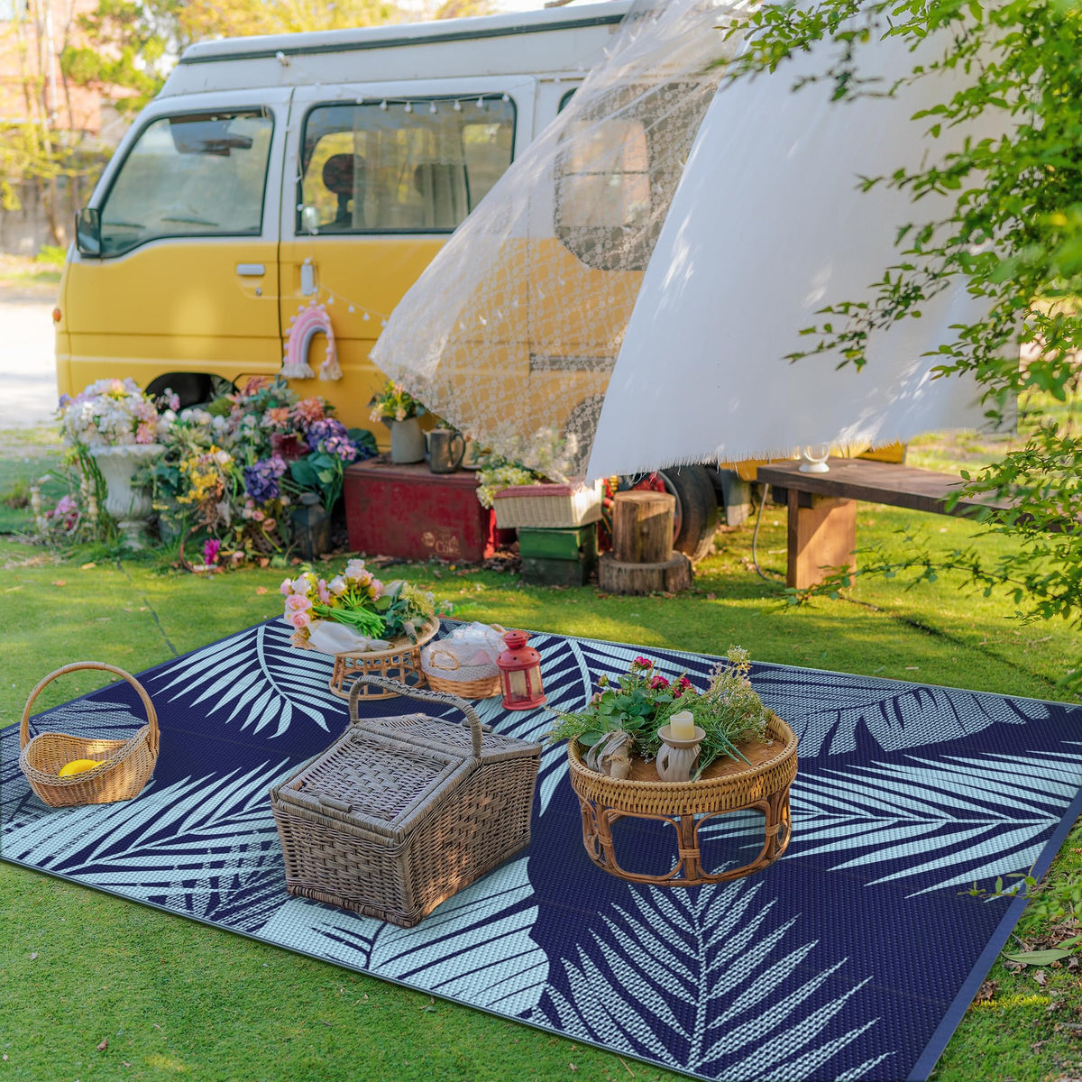 GENIMO palm-leaf design rug, double-sided for two outdoor looks.
