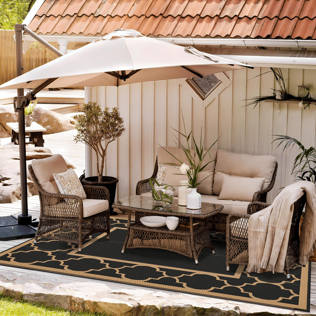 GENIMO outdoor rug with central surface for table or camping setup.