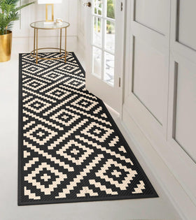 GENIMO outdoor rug close-up shows reversible pattern and durable texture.