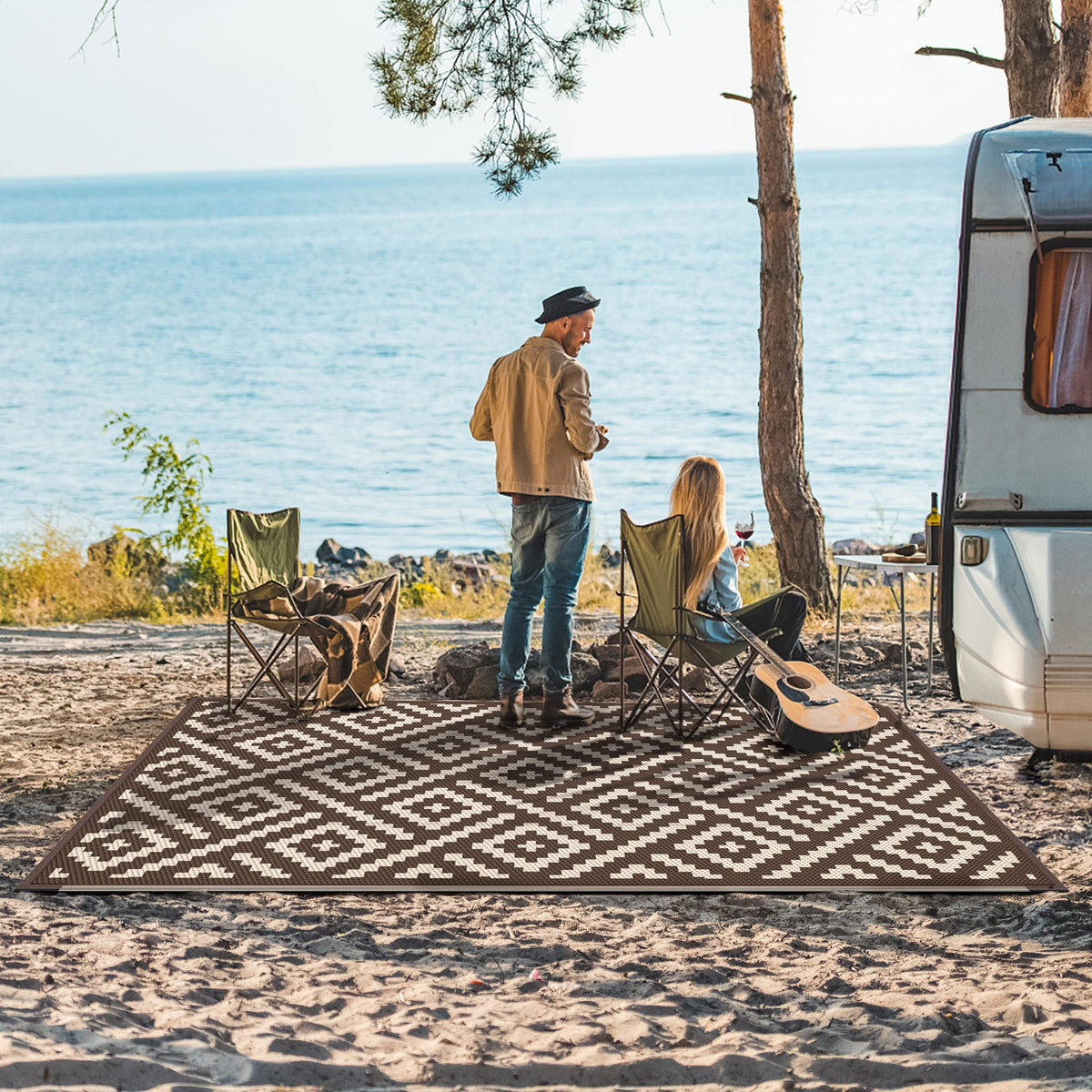 GENIMO outdoor rug close-up of reversible geometric patterns and reinforced edges.