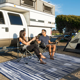 GENIMO stain-resistant rug reduces spill marks during picnics and barbecues.