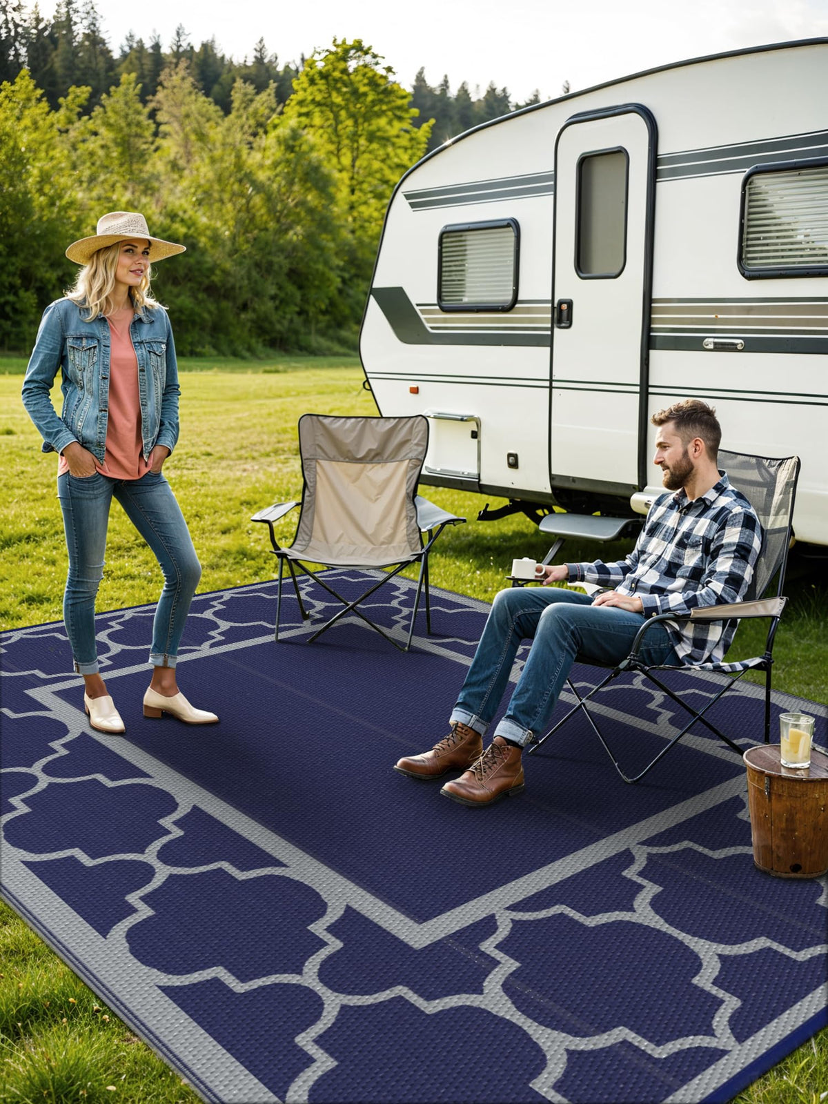GENIMO waterproof rug keeps surfaces dry during damp mornings and beach trips.