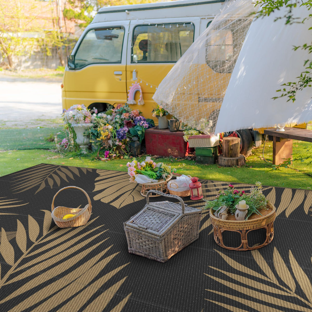 GENIMO waterproof rug resists spills and dries quickly for easy outdoor cleaning.