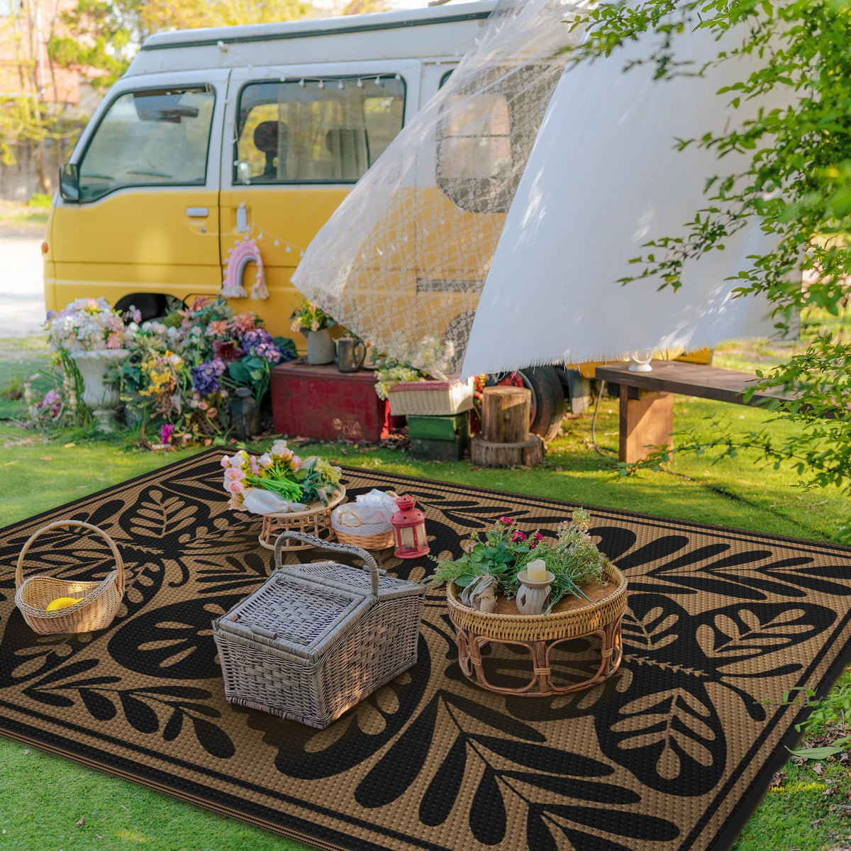 GENIMO plastic straw mat features durable weave for long-lasting outdoor wear.