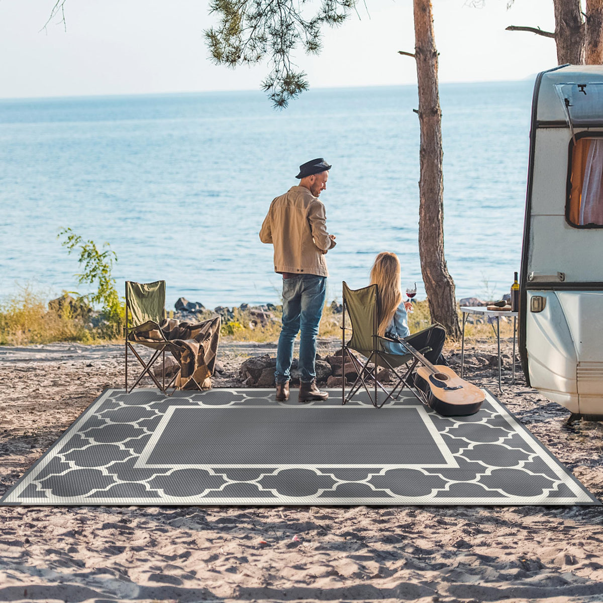GENIMO portable camping rug is lightweight and easy to carry.
