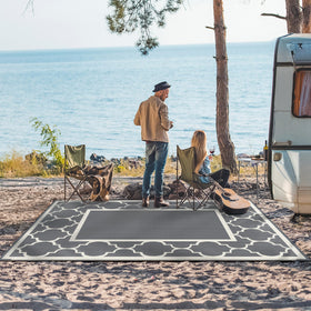 GENIMO portable camping rug is lightweight and easy to carry.