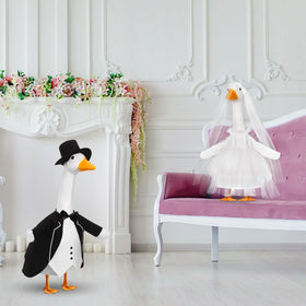 Geyoga outdoor wedding goose decor elevates garden celebrations.