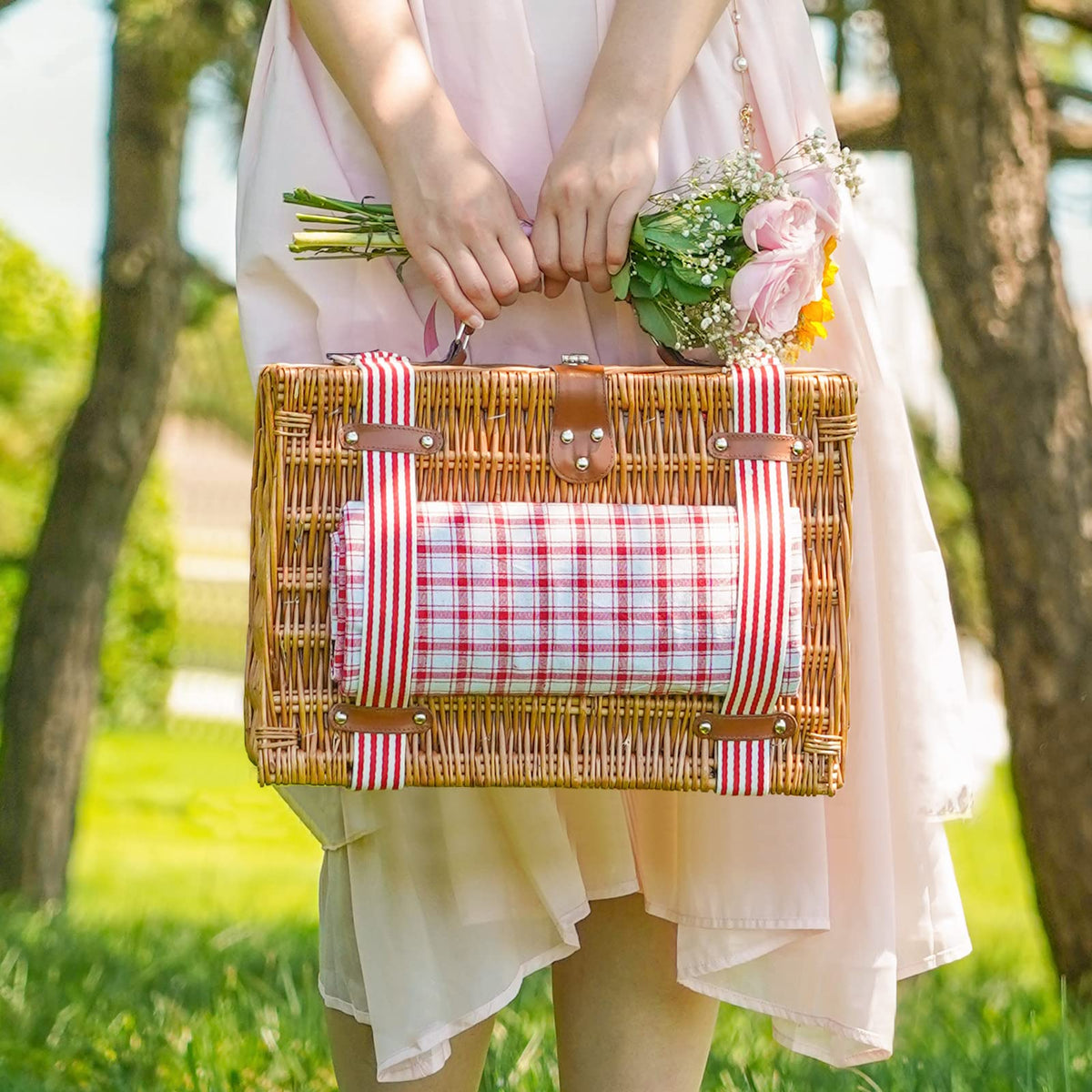 G GOOD GAIN insulated cooler compartment preserves food temperatures during outings.