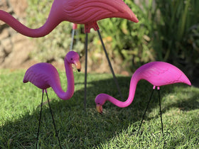 GiftExpress flamingo statue with rust-resistant metal stake, easy to install.