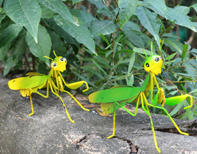 GIFTME 5 metal praying mantis garden ornament two-piece front view for outdoor display