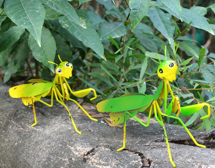 GIFTME 5 metal praying mantis garden ornament two-piece front view for outdoor display