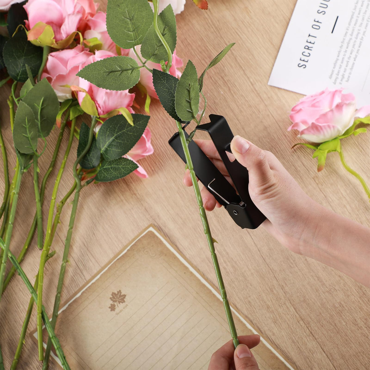 Gisafai 4.53-inch rose stripper tool designed to fit comfortably in hand
