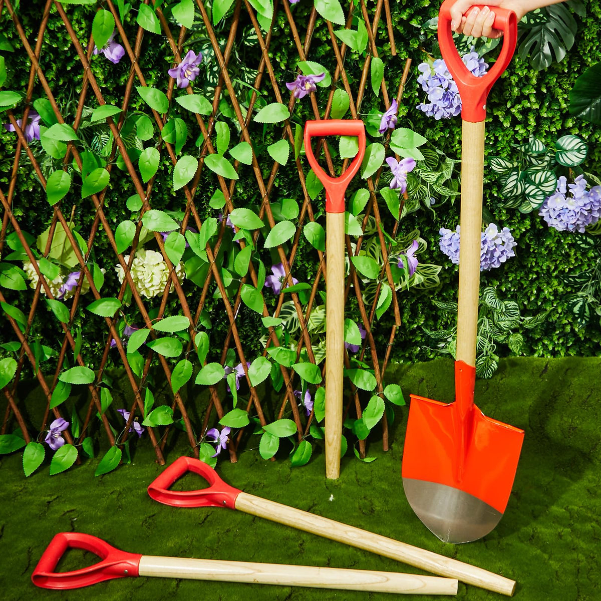 Gisafai red-painted shovel handle fits standard tools.