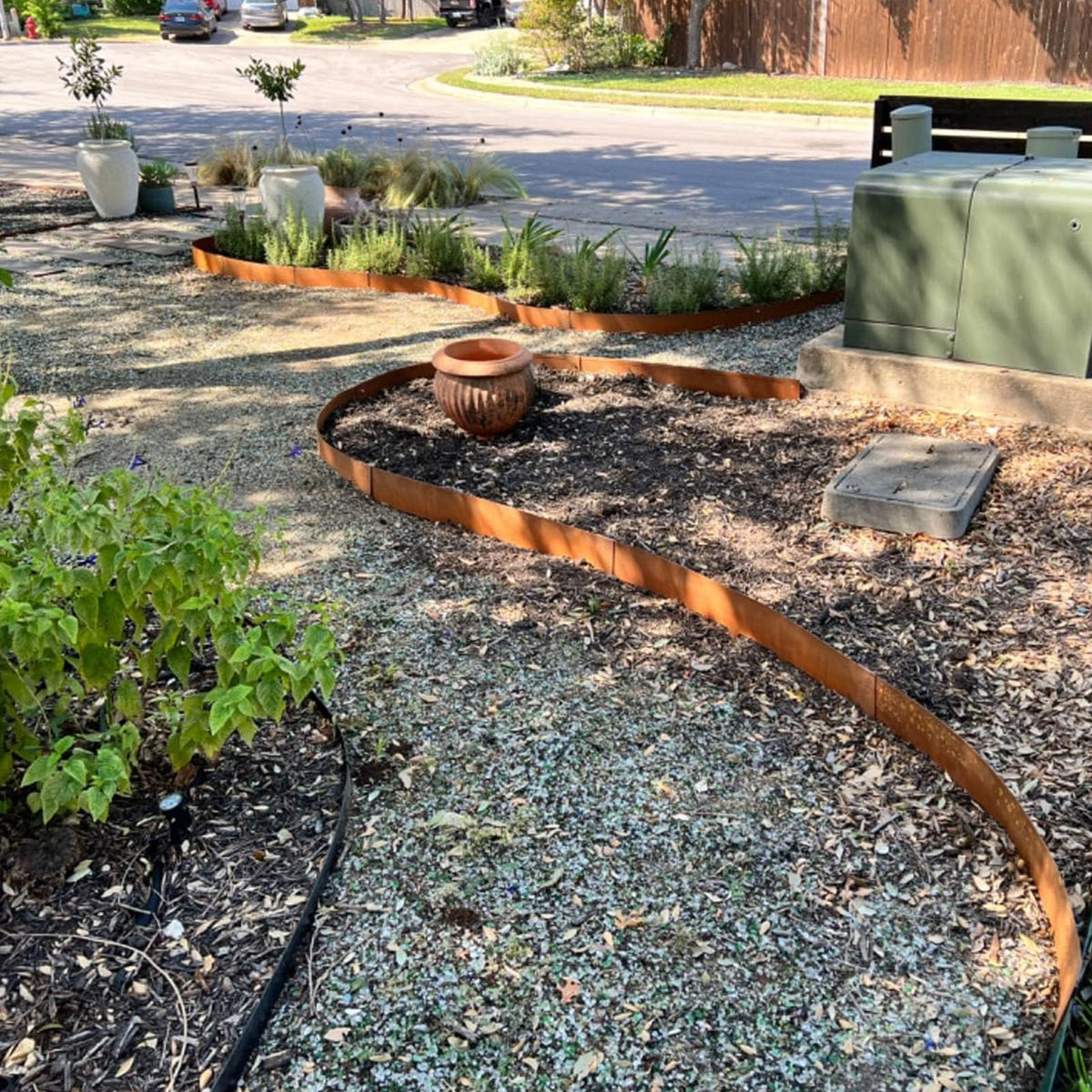 GJWCVL edging defines garden paths and lawn borders.