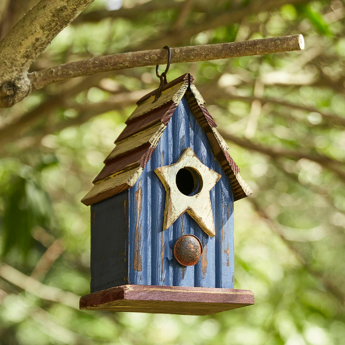 Glitzhome 1.18-inch entrance hole ensures safe access for small birds.
