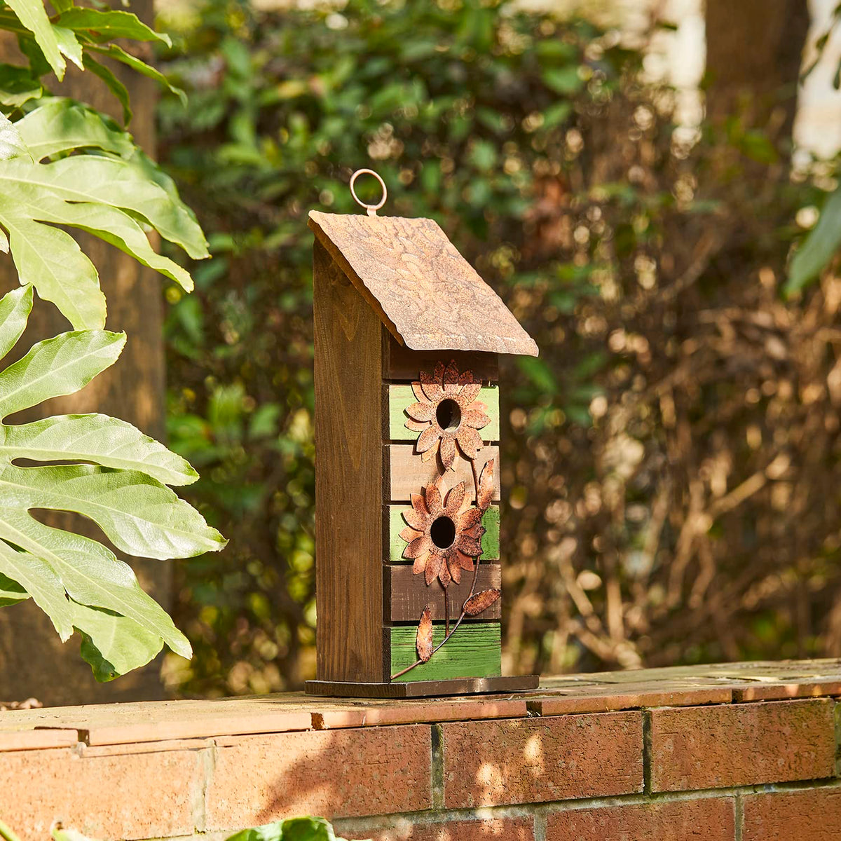Glitzhome outside bird house is weather-resistant for year-round use.
