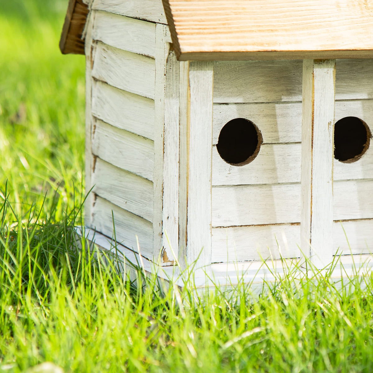 Glitzhome birdhouse in garden setting demonstrates outdoor nesting use.
