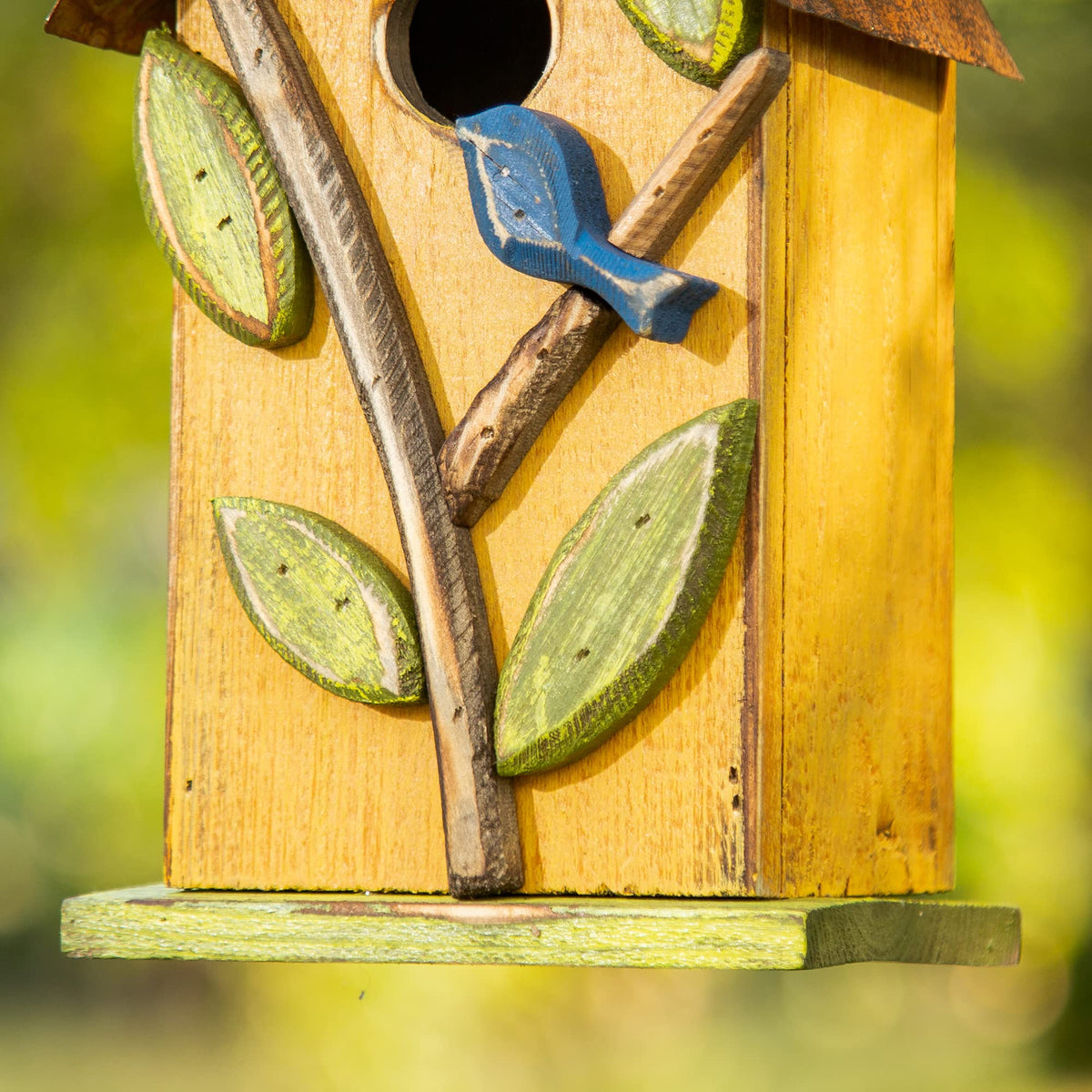 Glitzhome birdhouse includes hanging hook and rope for versatile outdoor placement.