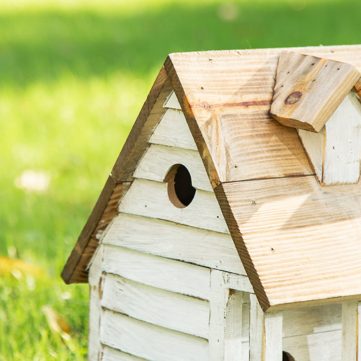 Glitzhome birdhouse roof close-up with distressed finish.