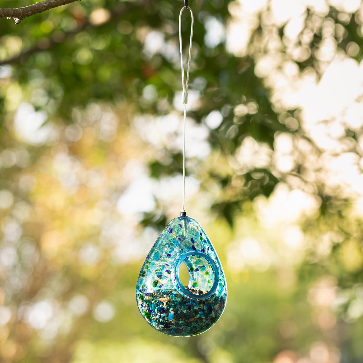 Glitzhome outdoor feeder showcases seeds and birds through durable glass.