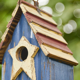 Glitzhome hanging bird house includes sturdy metal hanger for easy installation.
