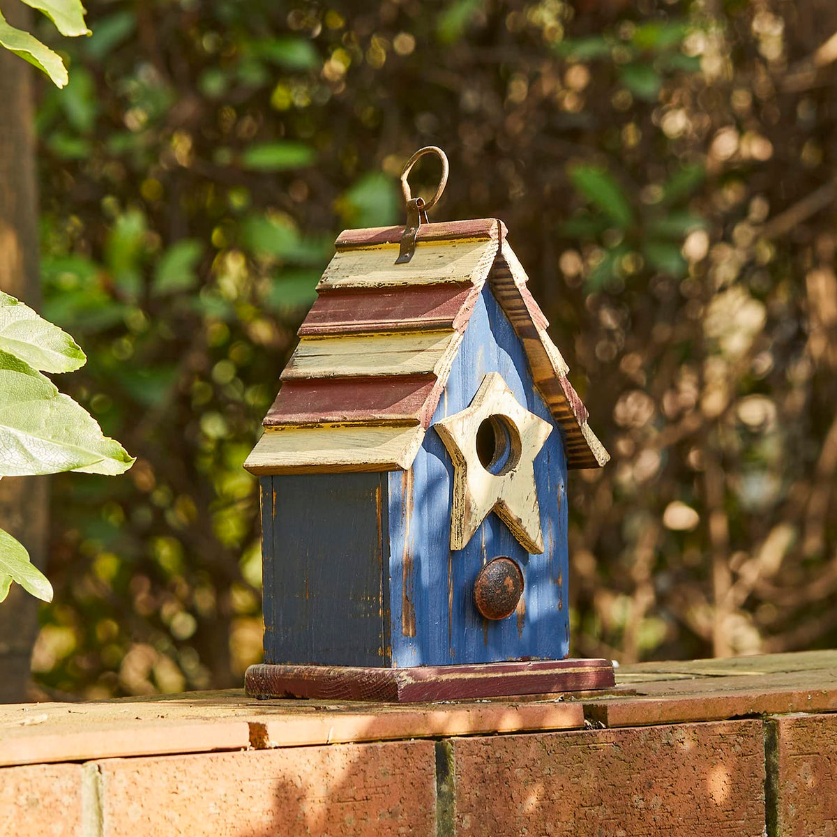 Glitzhome bird house with removable back panel makes cleaning quick.