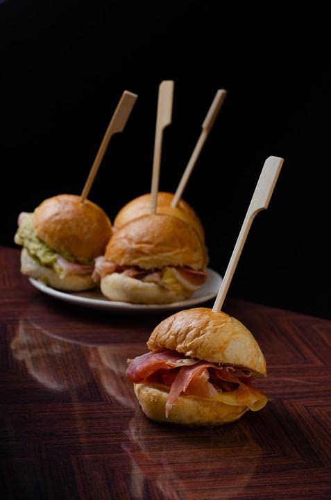 Gmark paddle shape enables quick grip and precise placement on the grill.