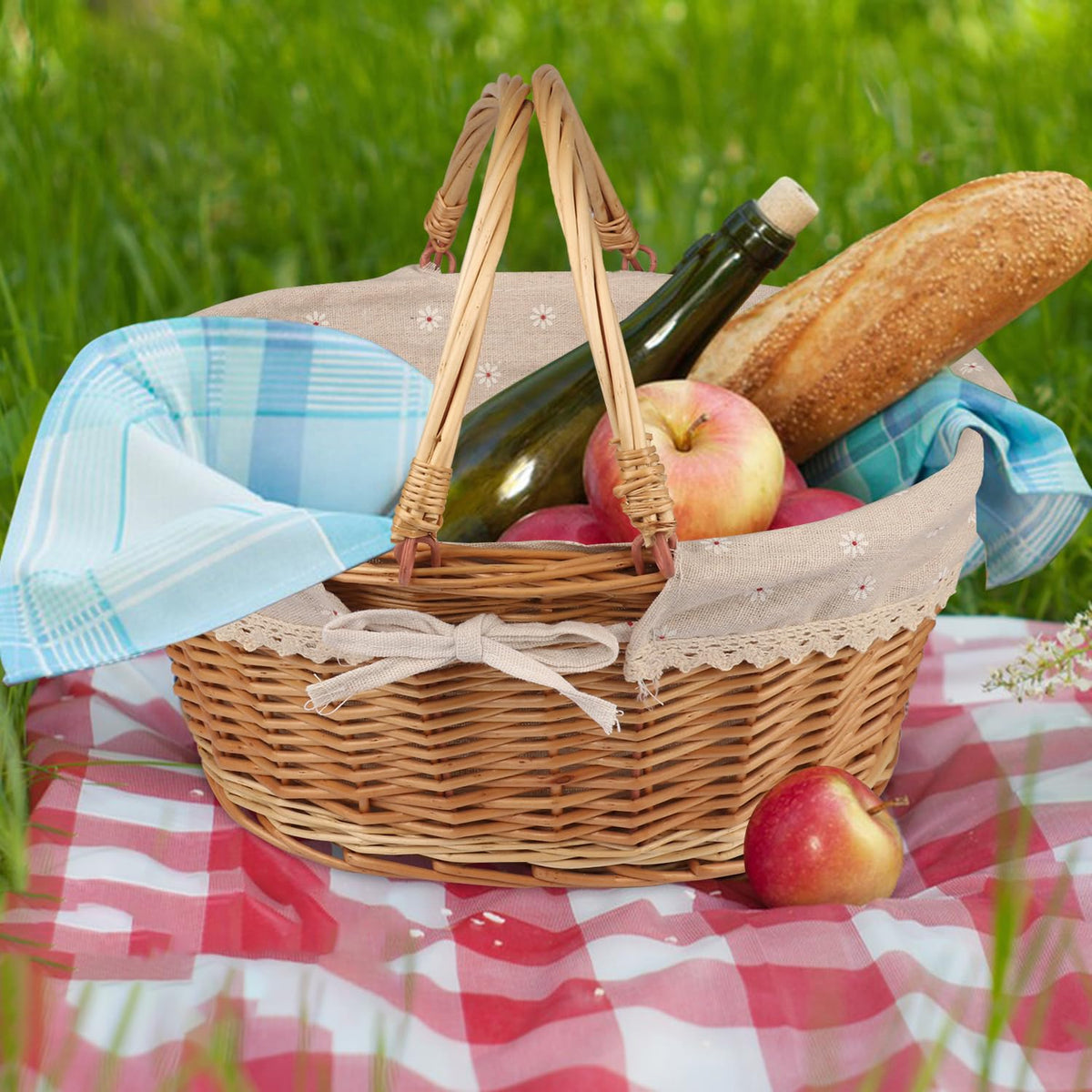 GNIEMCKIN water-resistant wicker basket finish, durable for outdoor use.