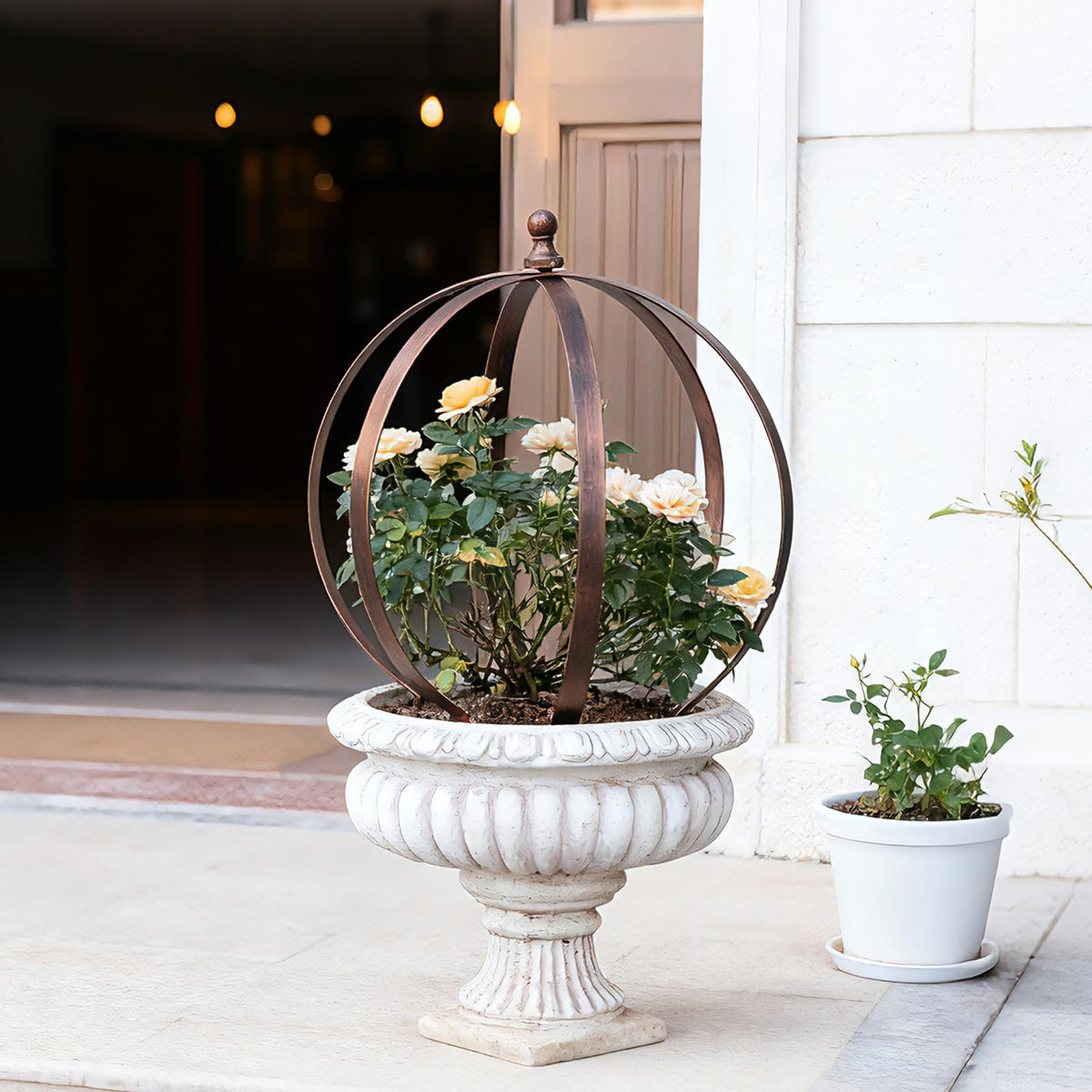 Goooxim 18x22 inch trellis offers easy assembly with a top nut.