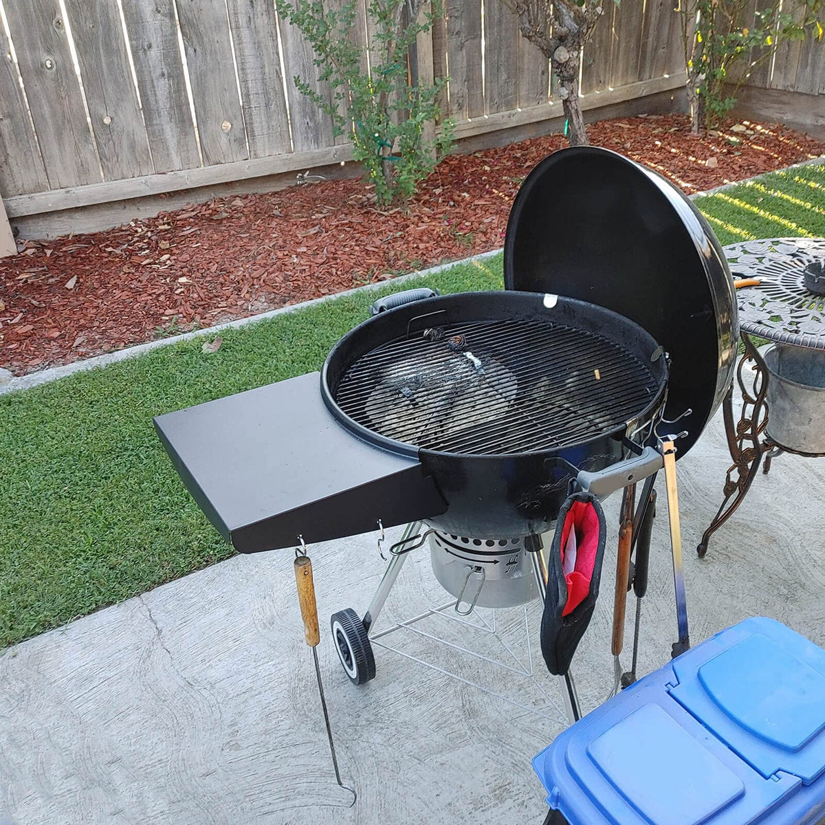Clip-on design for GRISUN lid storage while cooking.