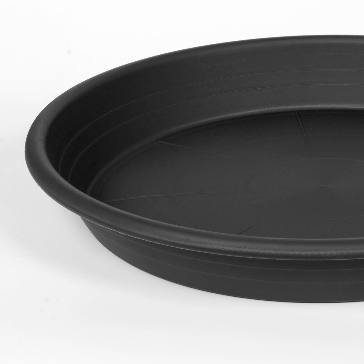 Grjoprt recyclable plastic saucer, durable and surface-friendly.