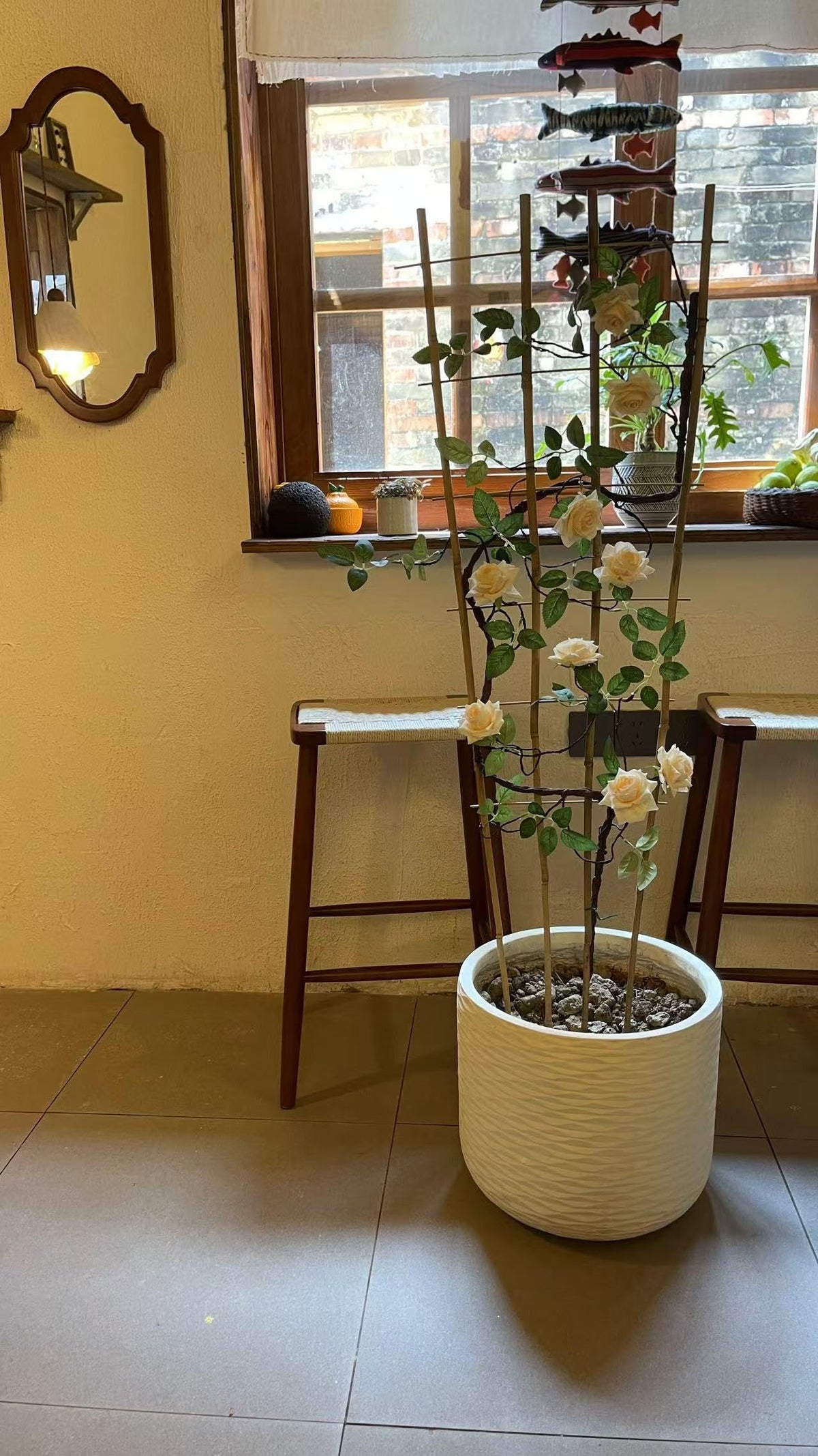Guangye trellis supports cucumber and tomato vines outdoors