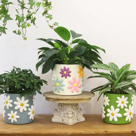 GUGUGO blue pot shows 360-degree floral motif for shelves