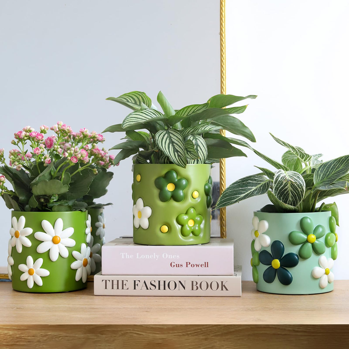 GUGUGO 4.92-inch blue planter complements compact spaces