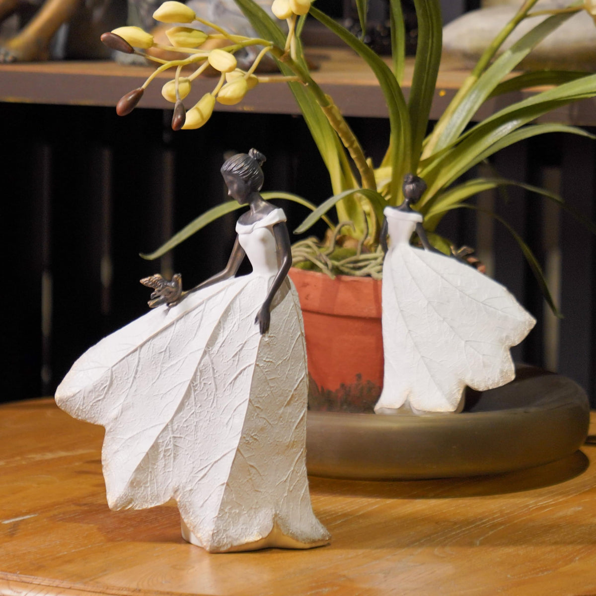Guichifun lily-holding angel statue suits tabletops and shelves with grace.