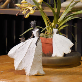 Guichifun lily-holding angel statue suits tabletops and shelves with grace.