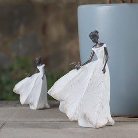 Guichifun resin decor resists weather and fading for year-round display.