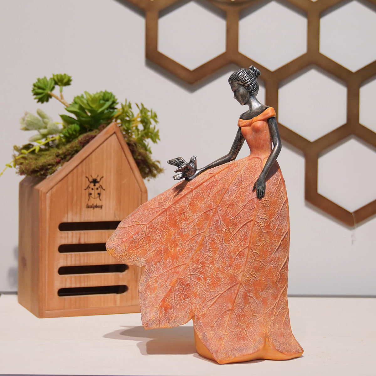 Guichifun resin statue suitable for living room shelves and desks