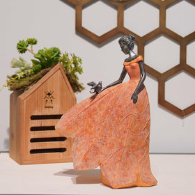 Guichifun resin statue suitable for living room shelves and desks