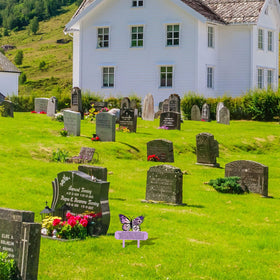 Guiqulai weatherproof grave marker stands sturdy through seasons outdoors