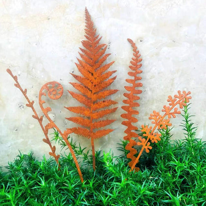 GUOXIAOER 5Pcs garden decor metal flowers for outdoor display and yard charm.
