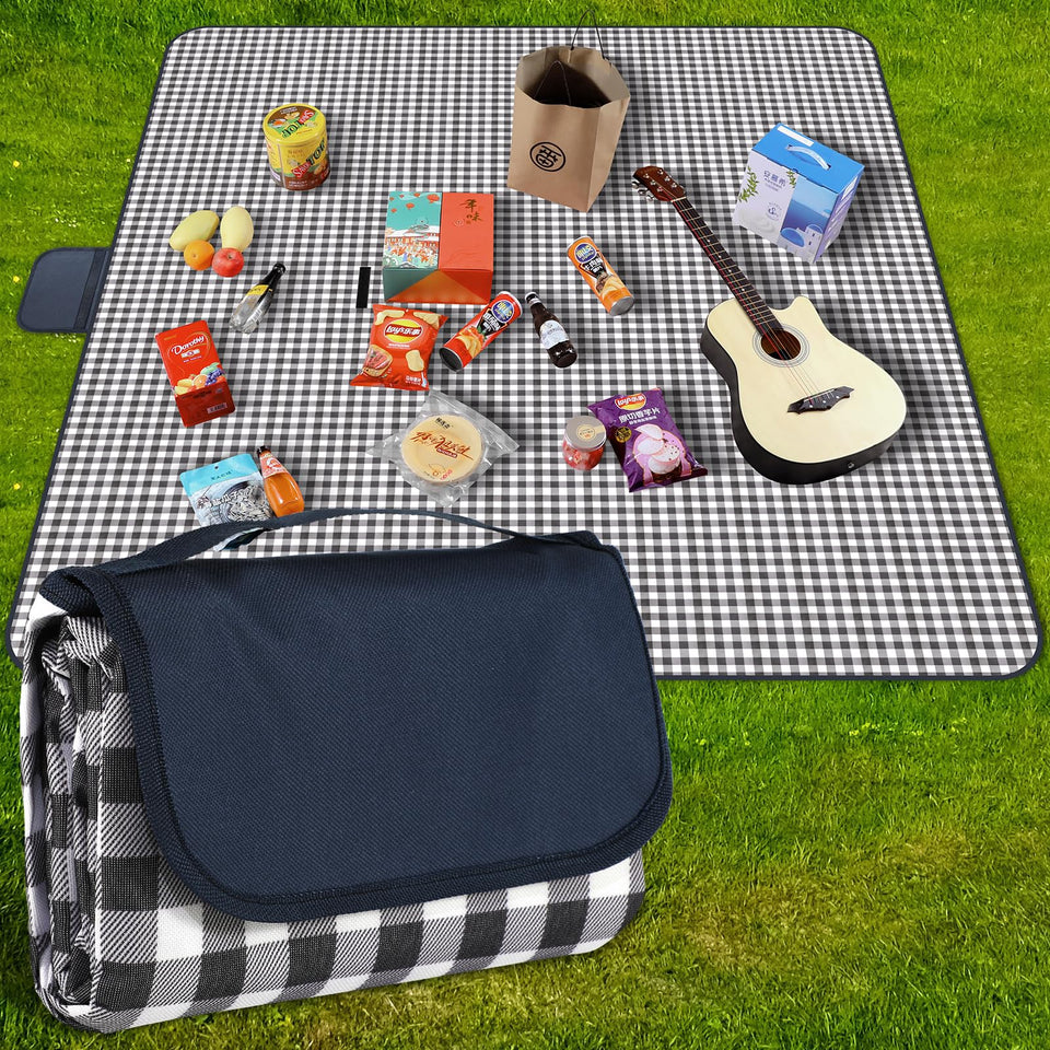 GUSUWU picnic blanket with navy check, waterproof surface ideal for damp grass