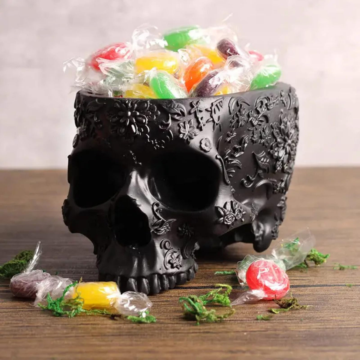 GUTE gothic gift idea skull centerpiece for fans.
