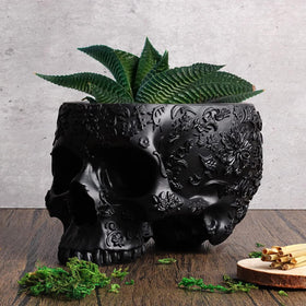GUTE resin skull-detail on the skeleton head for durable decor.