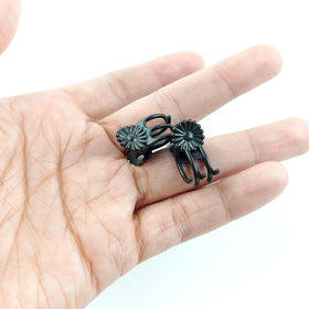 GXXMEI vine clips on stem demonstrating secure attachment for climbing plants