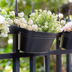 Thoughtful gift-ready garden decor using GYATSOCYG black planters.